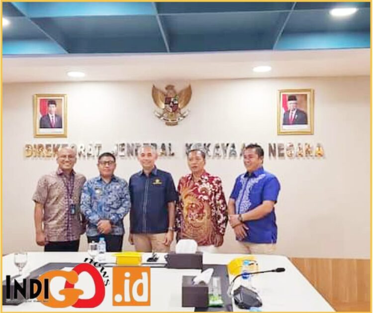 Pj. Bupati Taput, Dr. Dimposma Sihombing S.Sos, MAP didampingi Ka.BPKADaerah Taput, Kijo Sinaga saat temui Direktur Jenderal Kekayaan Negara Kementerian Keuangan Rionald Silaban dijakarta, Rabu (8/5).