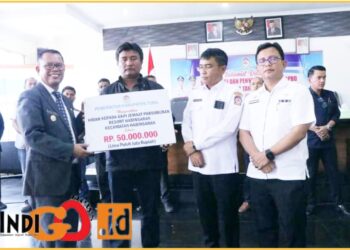 Bupati Toba, Poltak Sitorus bersama Sekda Toba, Augus Sitorus saat hadiri penyerahan bantuan oleh Kabag Kesra Setdakab Toba,Tanda Dongoran, Rabu (8/5).