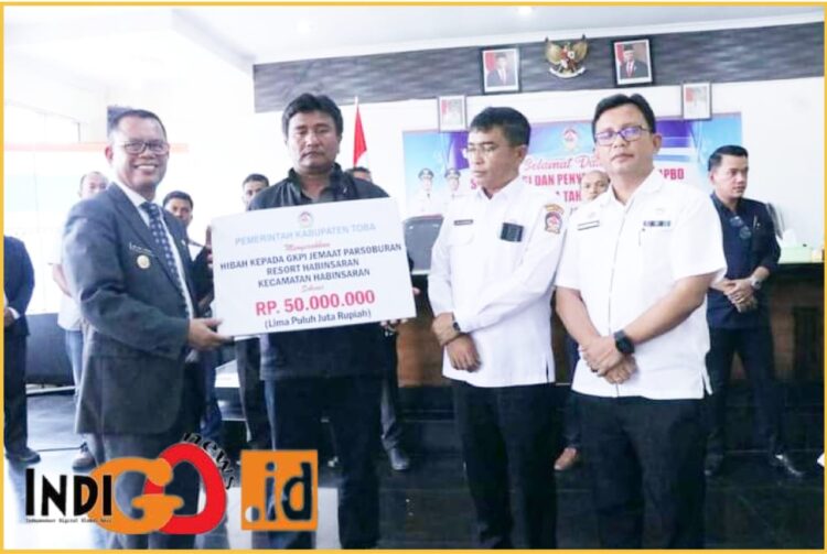 Bupati Toba, Poltak Sitorus bersama Sekda Toba, Augus Sitorus saat hadiri penyerahan bantuan oleh Kabag Kesra Setdakab Toba,Tanda Dongoran, Rabu (8/5).