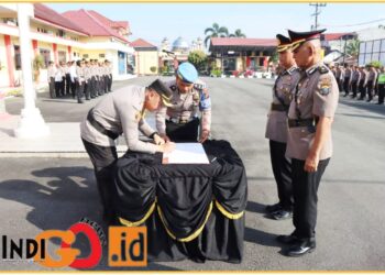 Kapolresta Deliserdang, Kombes. Pol. Raphael Sandhy cahya Priambodo SIK saat sertijab Kabag SDM dari Kompol. Slamet Riyadi kepada Kompol. Manson Nainggolan SH, M.Si, Selasa (14/5).