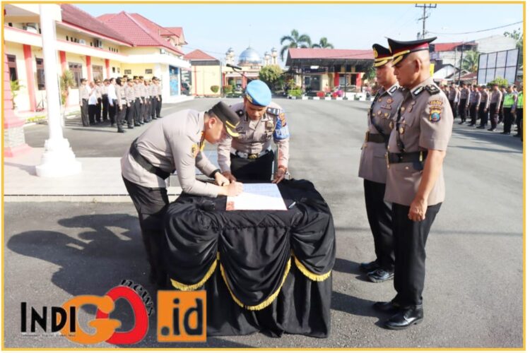Kapolresta Deliserdang, Kombes. Pol. Raphael Sandhy cahya Priambodo SIK saat sertijab Kabag SDM dari Kompol. Slamet Riyadi kepada Kompol. Manson Nainggolan SH, M.Si, Selasa (14/5).