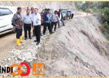 Bupati Toba Poltak Sitorus didampingi Sekda Augus Sitorus, Plt. Kadis PUTR Sofyan Sitorus, Kasatpol PP Heryanto Butarbutar dan Camat Habinsaran meninjau perbaikan jalan menuju Desa Lumban Lintong, Kecamatan Habinsaran, Minggu (19/5).