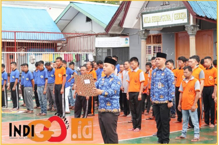 Kepala Rutan Tarutung, Ismet Sitorus saat bertindak selaku inspektur upacara peringati Hari Kebangkitan Nasional, Senin (20/5).