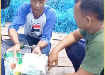 Tersangka IM bersama barang bukti sabu 2kg saat diamankan Polda Sumut, Jumat (17/5).