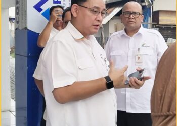 Direktur Utama Perumda Pasar Jaya, Agus Himawan Widyanto meninjau pembangunan pasar Kalideres, Jakarta Barat, Senin (20/5).