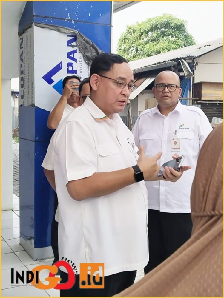 Direktur Utama Perumda Pasar Jaya, Agus Himawan Widyanto meninjau pembangunan pasar Kalideres, Jakarta Barat, Senin (20/5).