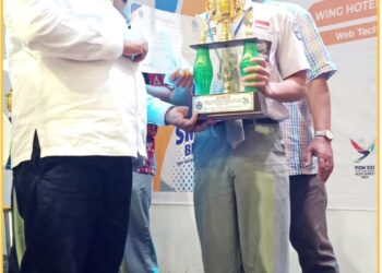 Samuel Simorangkir, siswa SMKN 1 Sidikalang saat terima piala juara 2 Lomba LKS tingkat provsu, Kamis (23/5).