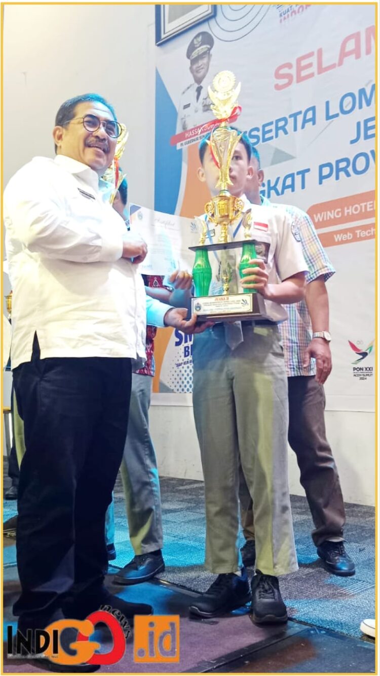 Samuel Simorangkir, siswa SMKN 1 Sidikalang saat terima piala juara 2 Lomba LKS tingkat provsu, Kamis (23/5).