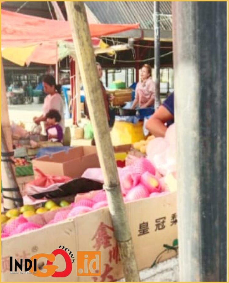 Foto SS sedang berjulan ikan mujahir pada pukul 08:21 Wib setelah melakukan penganiayaan kepada ES, Selasa (28/5).