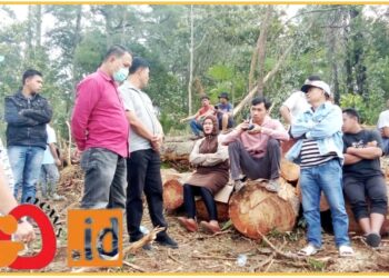 Personil Polsek Siborongborong saat melakukan pengecekan lokasi lahan milik Capt. Anton Sihombing dijalan Sadar Siborongborong, Rabu (29/5).