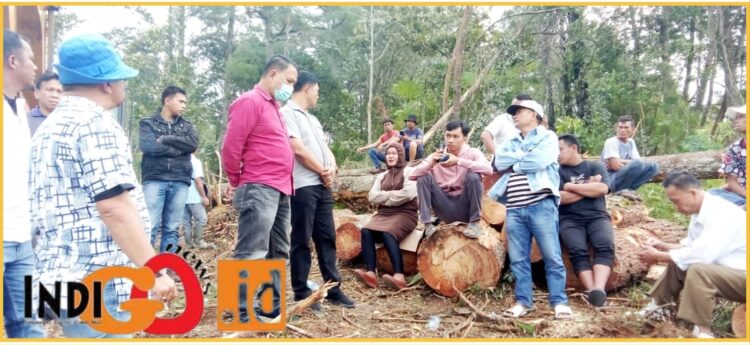 Personil Polsek Siborongborong saat melakukan pengecekan lokasi lahan milik Capt. Anton Sihombing dijalan Sadar Siborongborong, Rabu (29/5).
