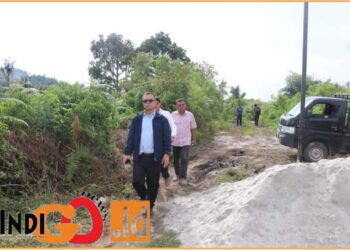Poltak Sitorus, Bupati Toba saat tinjau lokasi jalan alternatif, Kamis (13/6).