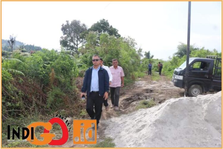 Poltak Sitorus, Bupati Toba saat tinjau lokasi jalan alternatif, Kamis (13/6).