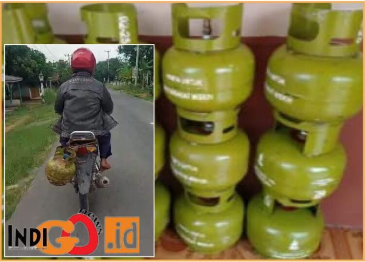 Seorang warga saat mencari gas elpiji 3kg dari Kecamatan satu ke Kecamatan lainya, Senin (3/6).