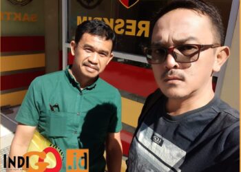 Djonggi Napitupulu bersama reporter Indigonews saat di Mapolres Toba, Rabu (5/6).