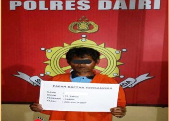 Tersangka HM tukan cabul yang peras buah dada tetangga saat diamankan di Mapolres Dairi, Senin (10/6).