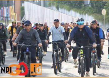 Kapolrestabes Medan, Kombes. Pol Dr. Teddy John Sahala Marbun SH, M.Hum didampingi Wakapolrestabes Medan, AKBP. Anhar Arlia Rangkuti SIK, para Pejabat Utama (PJU) Polrestabes Medan, Personel, dan Bintara Personil Polrestabes Medan saat sepeda santai, Sabtu (8/6).