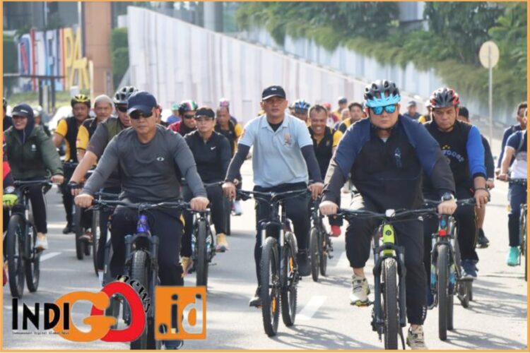 Kapolrestabes Medan, Kombes. Pol Dr. Teddy John Sahala Marbun SH, M.Hum didampingi Wakapolrestabes Medan, AKBP. Anhar Arlia Rangkuti SIK, para Pejabat Utama (PJU) Polrestabes Medan, Personel, dan Bintara Personil Polrestabes Medan saat sepeda santai, Sabtu (8/6).