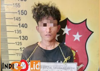 Tersangka. Afzal saat diamankan di Mapolsek Medan Labuhan, Senin (10/6).
