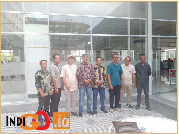 Ketua Apdesi Lingga, Amren bersama 5 Kades, Senin (10/6).