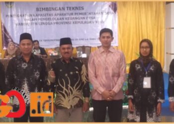 Ketua terpilih Apdesi Kabupaten Lingga, Amrin Zaini saat berfoto bersama peserta bimtek, Selasa (11/6).