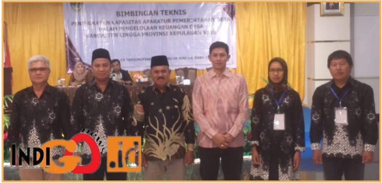 Ketua terpilih Apdesi Kabupaten Lingga, Amrin Zaini saat berfoto bersama peserta bimtek, Selasa (11/6).