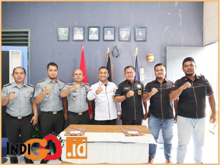 Kepala Rutan Kelas IIB Tarutung, Ismet Sitorus bersama Lembaga Bantuan Hukum Omega Taput, Selasa (11/6).