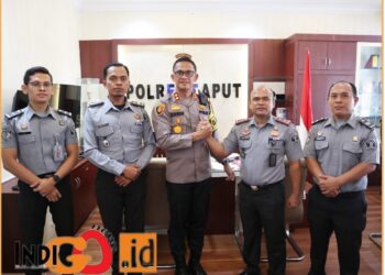 Kepala Rumah Tahanan Negara Kelas IIB Tarutung Kanwil Kemenkumham Sumut, Ismet Sitorus didampingi Kasubsi Pengelolaan, M. Simarmata saat kunjungan silaturahmi ke Polisi Resort (Polres) Tapanuli Utara dan disambut baik Kapolres Tapanuli Utara, AKBP. Ernis Sitinjak, Rabu (12/6).