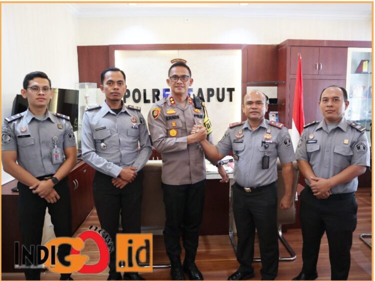 Kepala Rumah Tahanan Negara Kelas IIB Tarutung Kanwil Kemenkumham Sumut, Ismet Sitorus didampingi Kasubsi Pengelolaan, M. Simarmata saat kunjungan silaturahmi ke Polisi Resort (Polres) Tapanuli Utara dan disambut baik Kapolres Tapanuli Utara, AKBP. Ernis Sitinjak, Rabu (12/6).