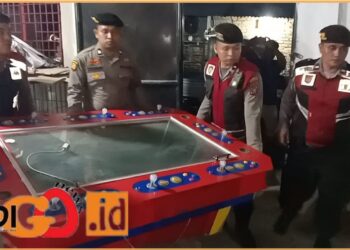 Personil Polresta Deliserdang saat memboyong mesin slot judi tembak ikan dan roullete dari Tanjung Morawa, Kamis malam (12/6).