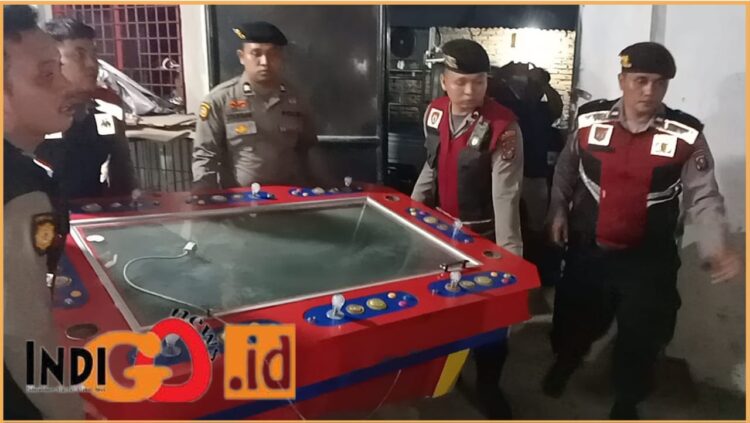 Personil Polresta Deliserdang saat memboyong mesin slot judi tembak ikan dan roullete dari Tanjung Morawa, Kamis malam (12/6).