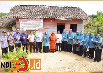 Ketua TP. PKK Kabupaten OKU Timur, dr. Sheila Noberta S.pA, M.Kes didampingi Plh. Asisten II, Rayennaidi SH, MM, Kepala Bidang Perumahan, Ir. Oman Jaya ST, MM, Wakil Ketua TP. PKK Kabupaten OKU Timur Nur Inayah S.Pd, Staf Khusus Ropingi, Camat Martapura Herlius SSos, MM dan Camat BP. Peliung Adrian Helmi SKM, M saat peletakan batu pertama program bedah rumah, Kamis (13/6).