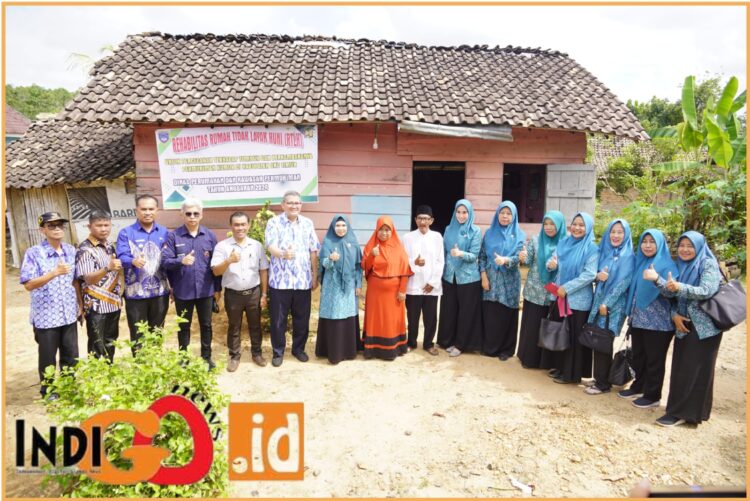 Ketua TP. PKK Kabupaten OKU Timur, dr. Sheila Noberta S.pA, M.Kes didampingi Plh. Asisten II, Rayennaidi SH, MM, Kepala Bidang Perumahan, Ir. Oman Jaya ST, MM, Wakil Ketua TP. PKK Kabupaten OKU Timur Nur Inayah S.Pd, Staf Khusus Ropingi, Camat Martapura Herlius SSos, MM dan Camat BP. Peliung Adrian Helmi SKM, M saat peletakan batu pertama program bedah rumah, Kamis (13/6).