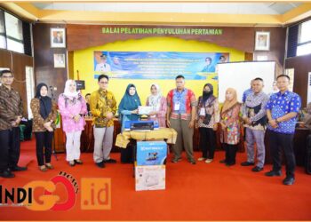 Ketua TP. PKK Kabupaten OKU Timur, dr. Sheila Noberta Sp.A, M.Kes didampingi Kepala Dinas Perdagangan dan Perindustrian, Amin Zen SKM, MM saat membuka pelatihan menjahit dan sablon serta menyerahkan bantuan secara simbolis kepada 7 Kelompok Wira Usaha Baru (KWUB), Kamis (13/6).