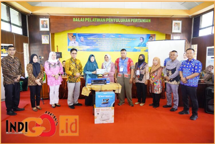 Ketua TP. PKK Kabupaten OKU Timur, dr. Sheila Noberta Sp.A, M.Kes didampingi Kepala Dinas Perdagangan dan Perindustrian, Amin Zen SKM, MM saat membuka pelatihan menjahit dan sablon serta menyerahkan bantuan secara simbolis kepada 7 Kelompok Wira Usaha Baru (KWUB), Kamis (13/6).