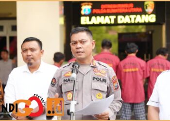 Kabid Humas Polda Sumut, Kombes. Pol. Hadi Wahyudi saat konferensi pers penangkapan enam pelaku pencurian sawit, Rabu (12/6).
