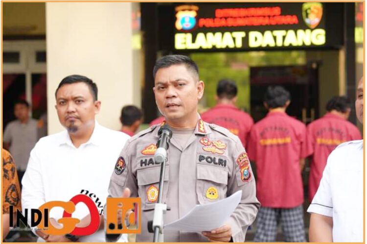 Kabid Humas Polda Sumut, Kombes. Pol. Hadi Wahyudi saat konferensi pers penangkapan enam pelaku pencurian sawit, Rabu (12/6).