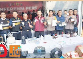 Direktur Tindak Pidana Narkoba Bareskrim Polri, Brigjen. Pol. Mukti Juharsa didampingi Waka Polda Sumut, Brigjen. Pol. Rony Samtana, Direktur Reserse Narkoba Polda Sumut, Kombes. Pol. Yemi Mandagi dan Kabid Humas, Kombes. Pol. Hadi Wahyudi saat konferensi pers penggerebekan home industry pil ekstasi, Kamis (13/6).
