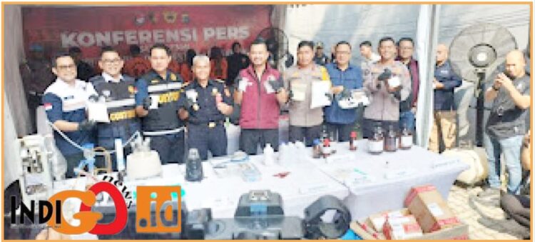 Direktur Tindak Pidana Narkoba Bareskrim Polri, Brigjen. Pol. Mukti Juharsa didampingi Waka Polda Sumut, Brigjen. Pol. Rony Samtana, Direktur Reserse Narkoba Polda Sumut, Kombes. Pol. Yemi Mandagi dan Kabid Humas, Kombes. Pol. Hadi Wahyudi saat konferensi pers penggerebekan home industry pil ekstasi, Kamis (13/6).