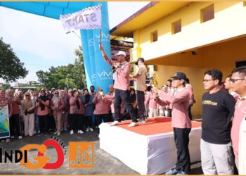 Bupati OKU Timur Ir. H. Lanosin MT didampingi Wakil Bupati, HM. Adi Nugraha Purna Yudha saat buka estapet jalan santai ratusan pegawai RSUD OKU Timur, Sabtu (15/6).