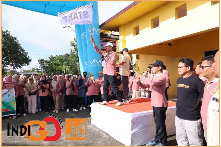 Bupati OKU Timur Ir. H. Lanosin MT didampingi Wakil Bupati, HM. Adi Nugraha Purna Yudha saat buka estapet jalan santai ratusan pegawai RSUD OKU Timur, Sabtu (15/6).