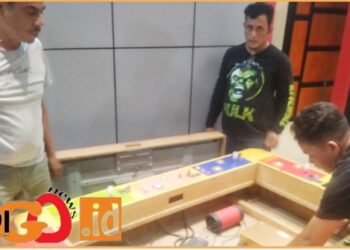 Personel Polrestabes Medan dan Polsek Medan Tembung saat amankan mesin judi slot, Kamis malam (13/6).