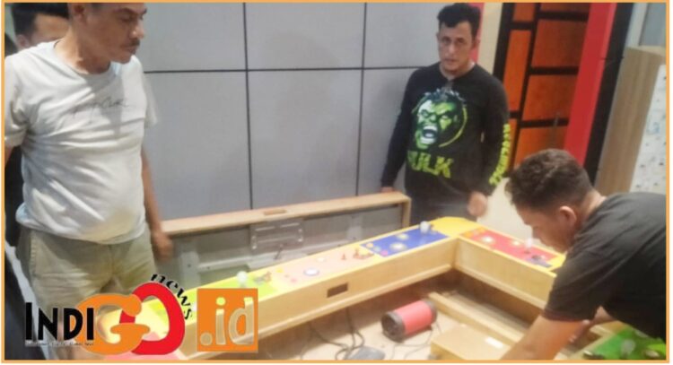 Personel Polrestabes Medan dan Polsek Medan Tembung saat amankan mesin judi slot, Kamis malam (13/6).