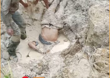 Jasad Mauli saat dievakuasi warga dan Kepolisian, Jumat (14/6).