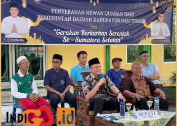 Bupati OKU Timur, Ir. H. Lanosin MT saat mengikuti gerakan berkurban serentak se- Sumatra Selatan secara virtual di Masjid Istiqlal Sidomulyo, Minggu (16/6).