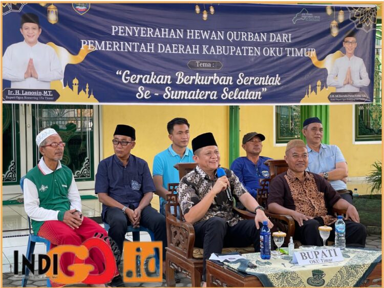 Bupati OKU Timur, Ir. H. Lanosin MT saat mengikuti gerakan berkurban serentak se- Sumatra Selatan secara virtual di Masjid Istiqlal Sidomulyo, Minggu (16/6).