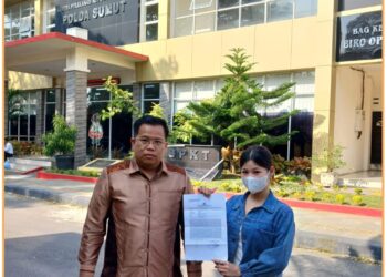 Devica (29) bersama pengacara kondang, Dr. Darmawan Yusuf SH, SE, M.Pd, MH, CTLA, Med saat di Mapolda Sumut, Minggu (16/6).