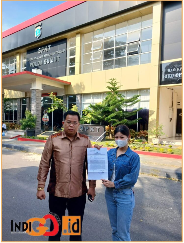 Devica (29) bersama pengacara kondang, Dr. Darmawan Yusuf SH, SE, M.Pd, MH, CTLA, Med saat di Mapolda Sumut, Minggu (16/6).