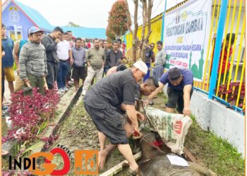 Jajaran Rutan Kelas IIB Sidikalang saat melaksanakan pemotongan hewan Qurban, Senin (17/6).