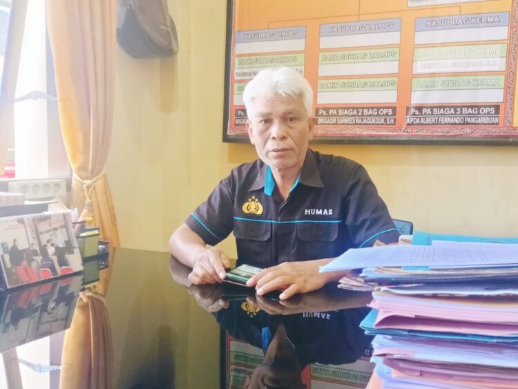 Kasi Humas Polres Taput, AIPTU. W Baringbing saat diwawancarai reporter Indigonews, Rabu (19/6).